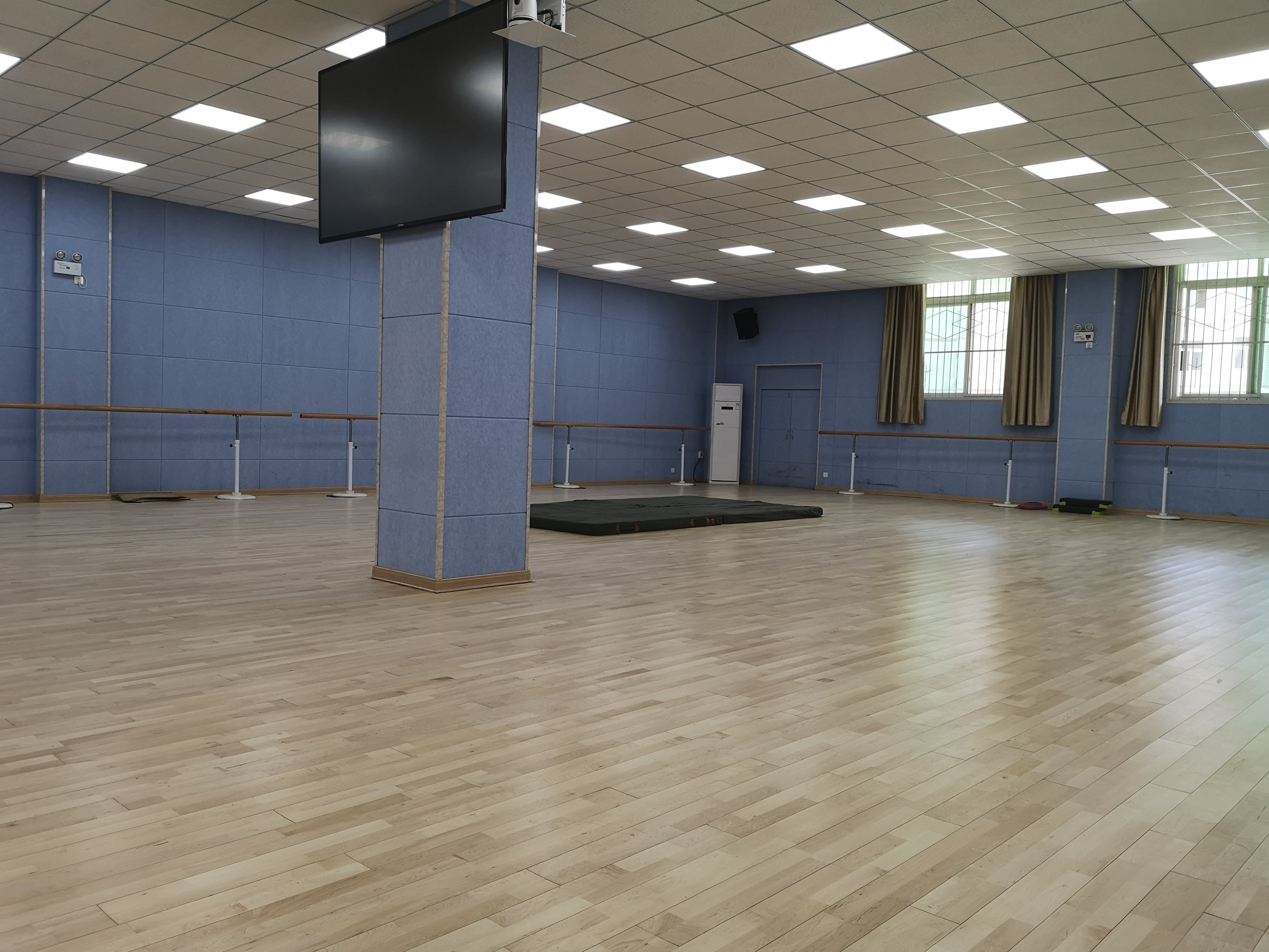 内蒙古民族艺术学院舞蹈室木地板整体铺设