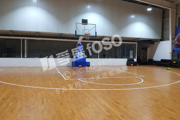 济宁青莲文体教育中心篮球馆运动木地板铺设完成(图2)