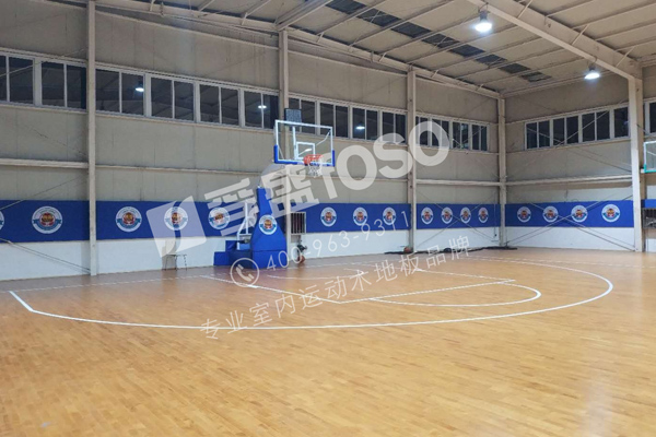 济宁青莲文体教育中心篮球馆运动木地板铺设完成(图1)