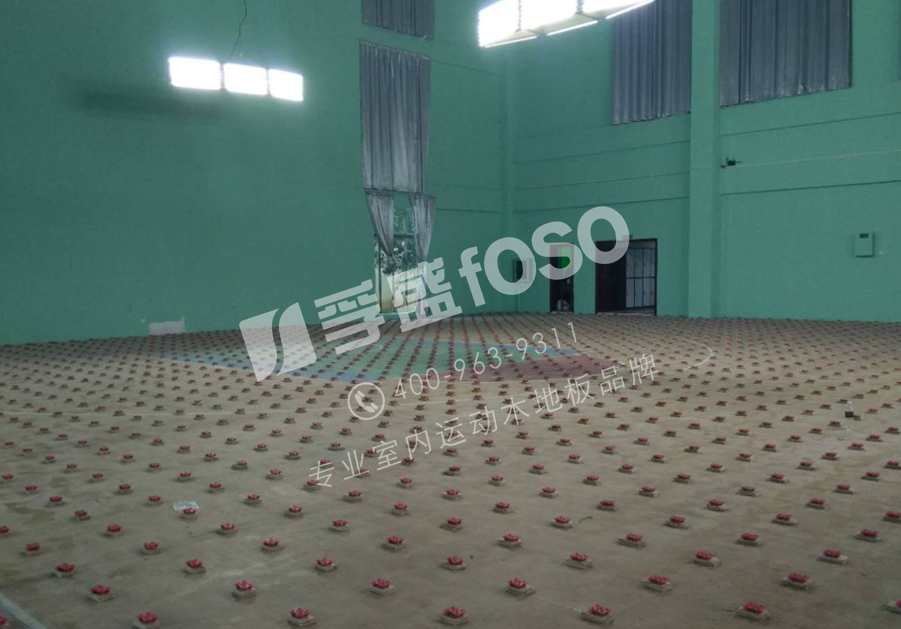 海南省海口市空军综合训练基地体育馆运动木地板的铺设(图2)